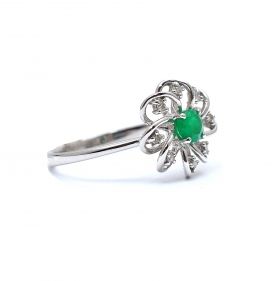 White gold ring with diamond 0.07 ct and emerald 0.26 ct