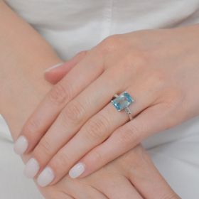 White gold ring with diamonds 0.13 ct and blue topaz 5.04 ct